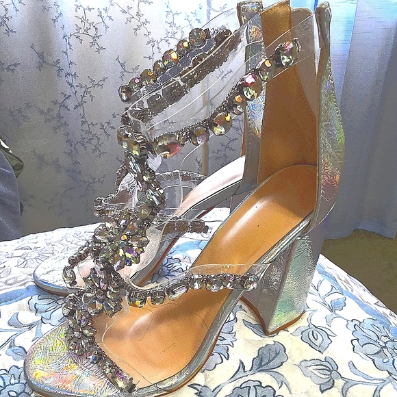 Beautiful heels‎ size 8 - Picture 1 of 4